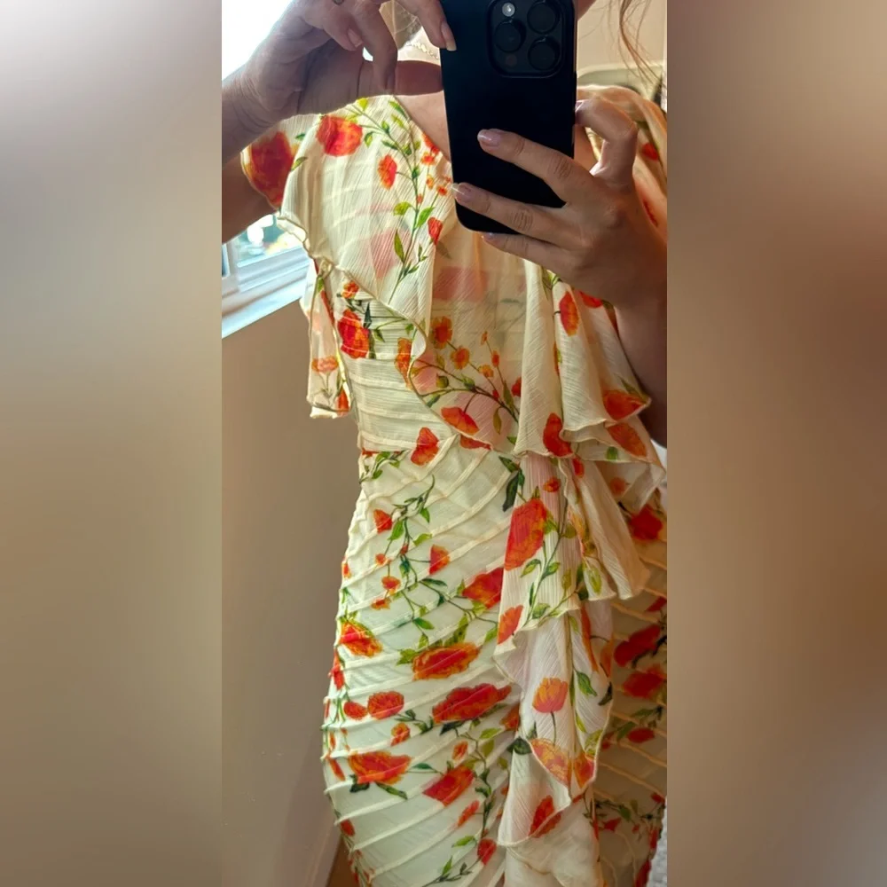 NEW De La Vali Macaroon Gown - Picture 3 of 4